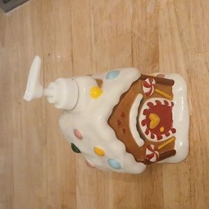 SÚPER CUTE SANTA GINGERBREAD  HOUSE LOTION/SOAP PUMP HOLDER DISPENSER